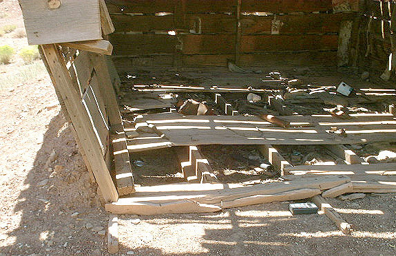 sw-07191103-0461-UraniumMine-GeigerCounterInLeaningShack.jpg