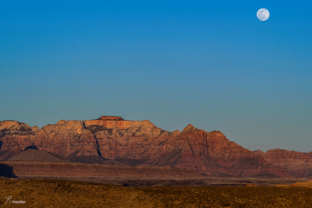 Zion%20moonrise%20copy-DeNoiseAI-denoise-XL.jpg